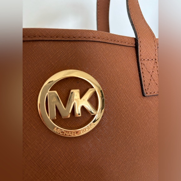 MICHAEL KORS mini purse !! Barely worn out! - Picture 3 of 4